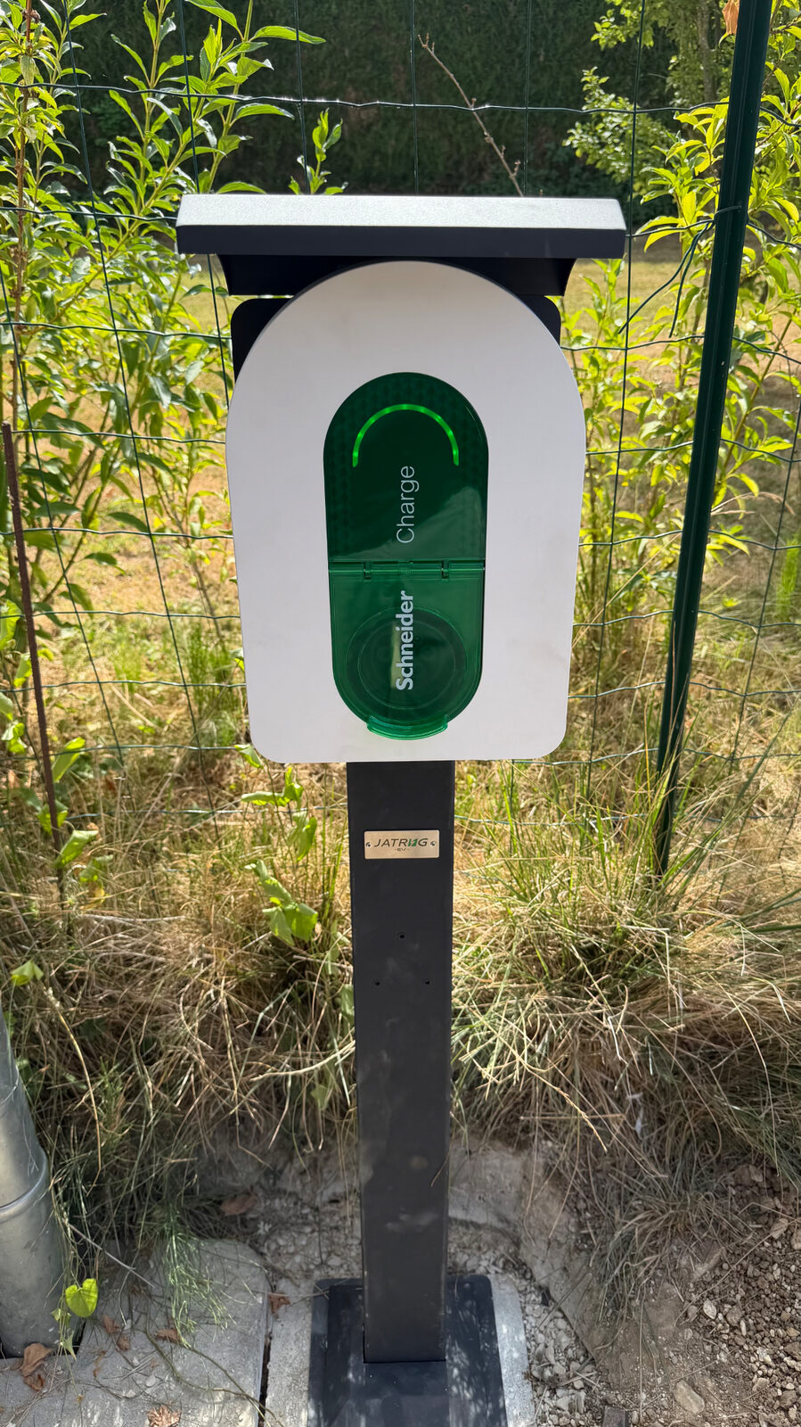 Borne de recharge Schneider Electric sur pied installée pour véhicule électrique